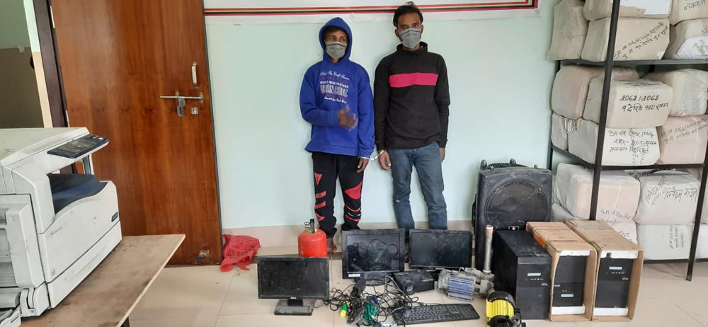 चोरीमा संलग्न २ जना समान सहित पक्राउ