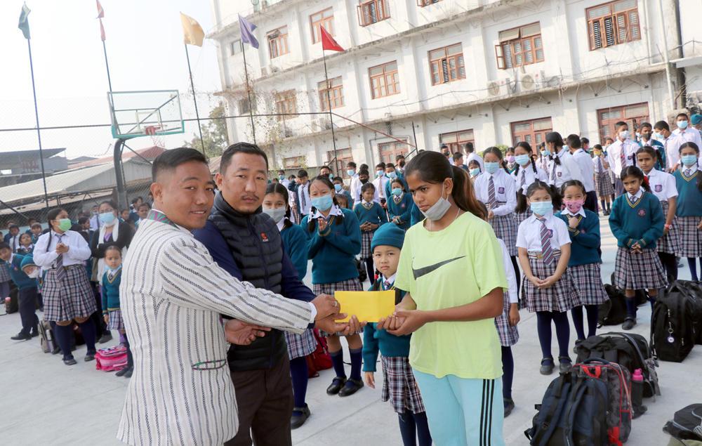 धरानको हिमालयन स्कुलका विद्यार्थीले खाजा खर्च कटाएर बिरामीलाई सहयोग गरे