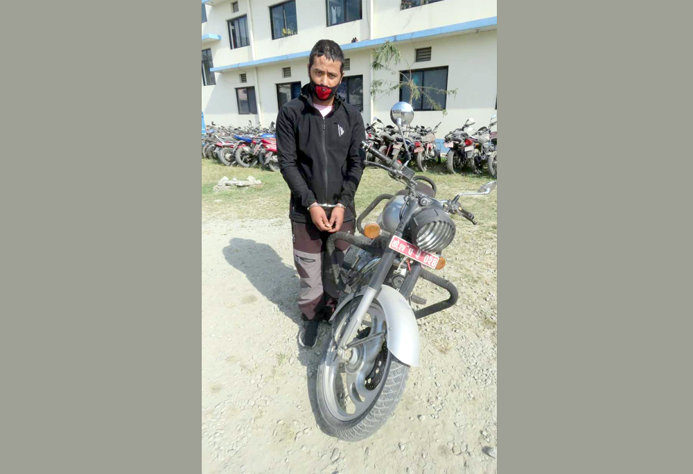 बुलेट मोटरसाइकल चोरेर जोगवनी कटाउन खोज्ने सुनसरीका उमेश समातिए
