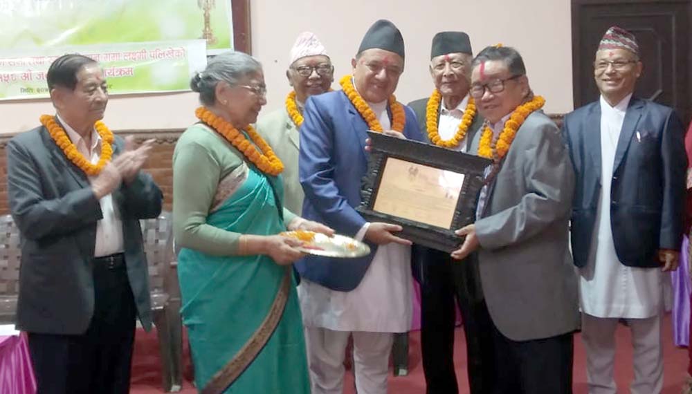 धरानमा अग्रज पत्रकार हर्ष सुब्बालाई २१ हजारसहित सम्मान