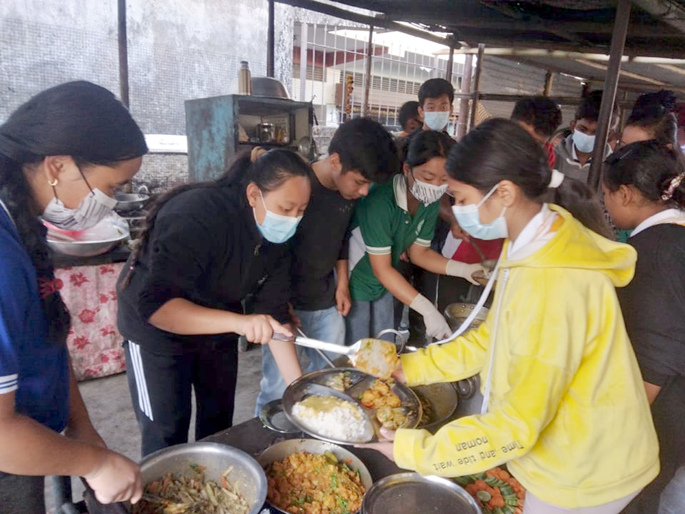 धरानको सुनाखरी एकेडेमीका छात्रछात्राले असहायलाई आफैले खाना पकाएर खुवाए