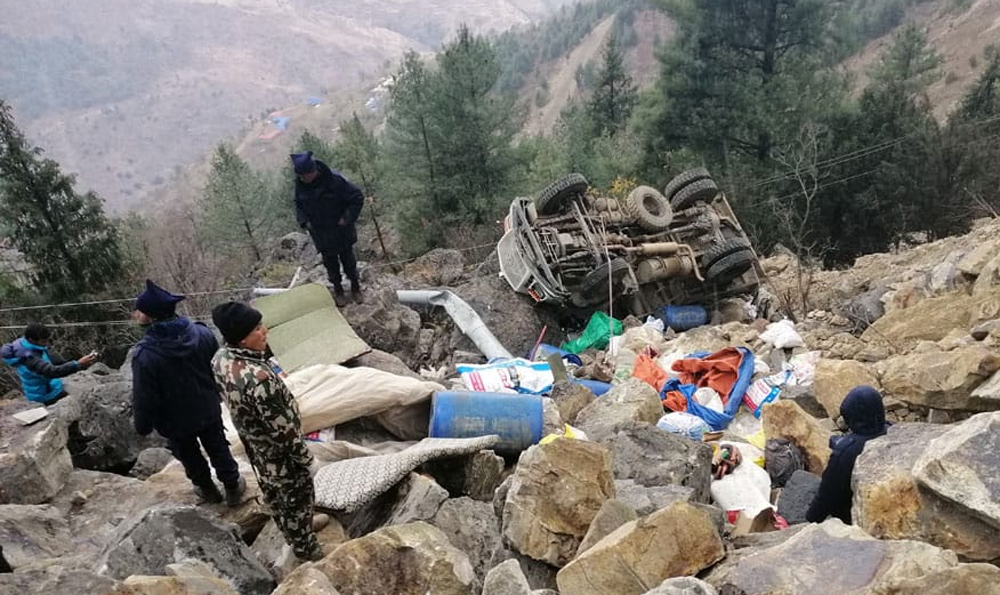 टिपर दुर्घटनामा हराइरहेका चालकको शव खोला किनारमा भेटियो