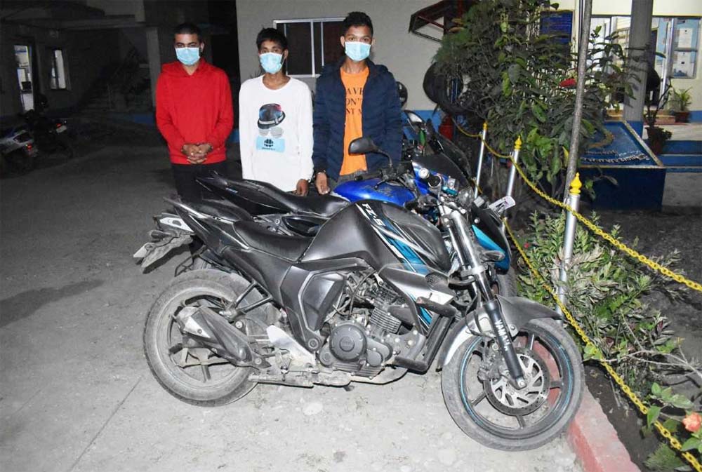 दुईवटा मोटरसाइकल चोर्ने तीनजना युवा समातिए