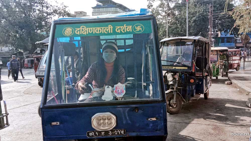 धरानमा सफारी चलाउने महिलाको कथा-व्यथा