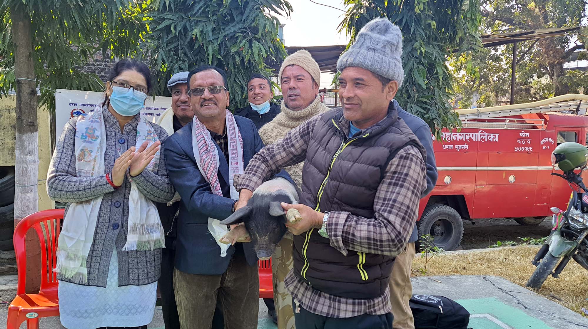 धरानमा विपन्न दलितलाई बङ्गुरको पाठा