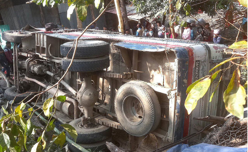 धरान आउँदै गरेको बस ब्रेक फेल भएर पल्टियो