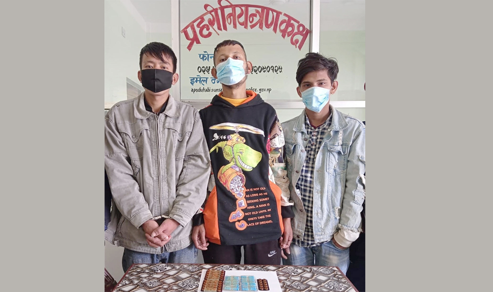 सार्वजनिक बसमा हिँडेका युवाबाट लागूऔषध बरामद