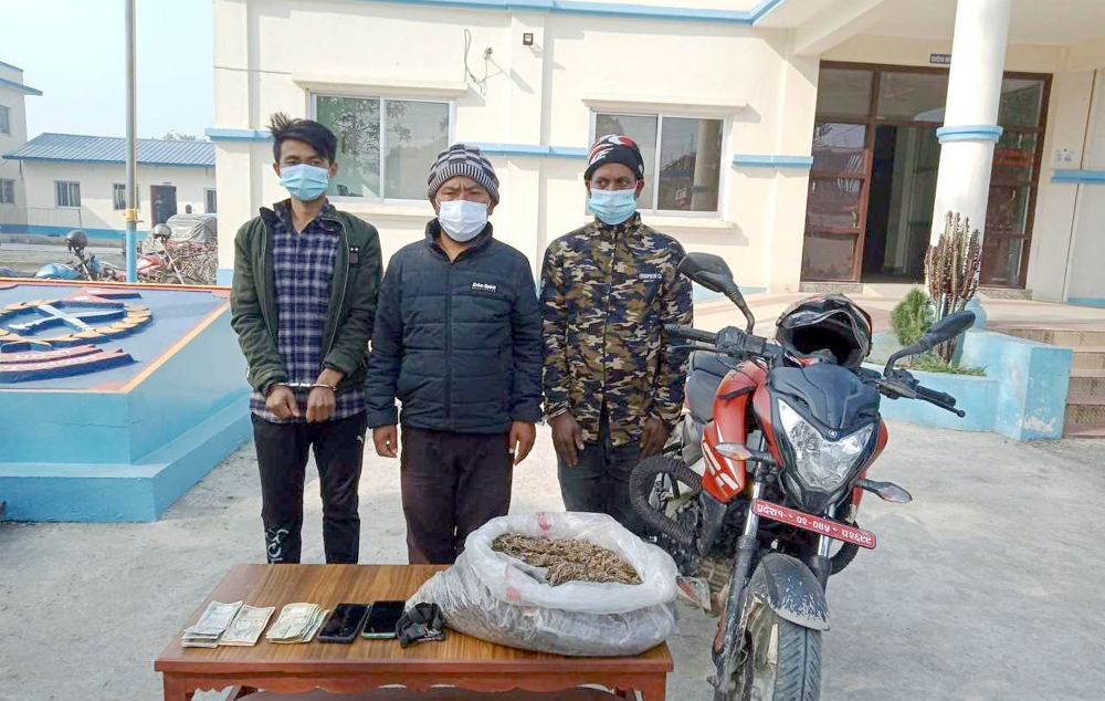 धरानका युवासहित अन्य युवा लागूऔषधसहित समातिए