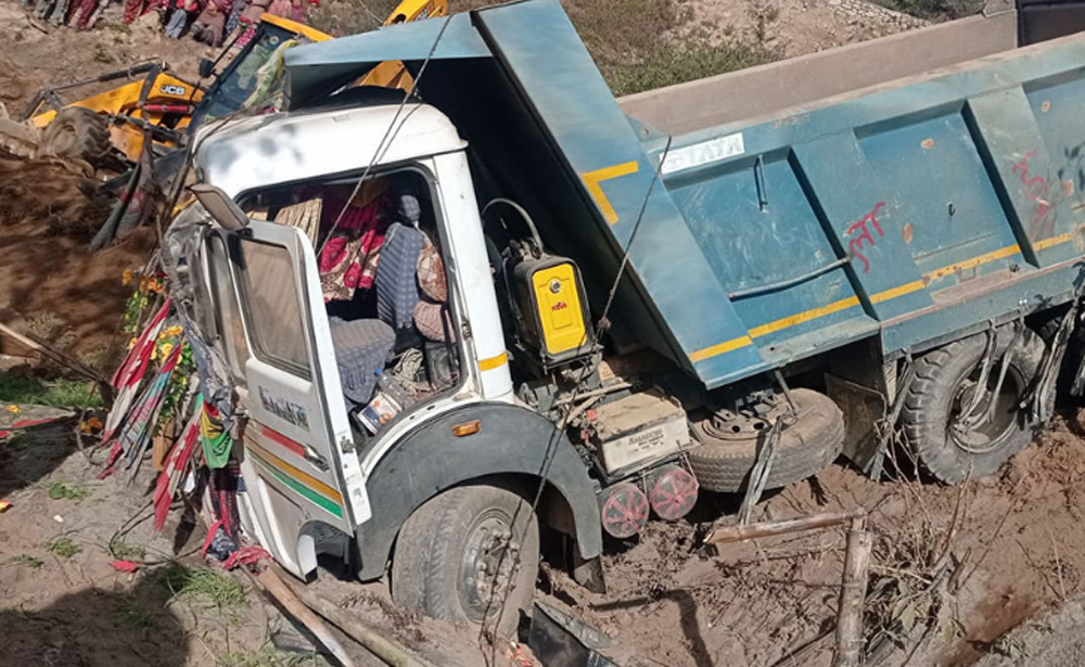 धनकुटामा एकाबिहानै टिपर दुर्घटना