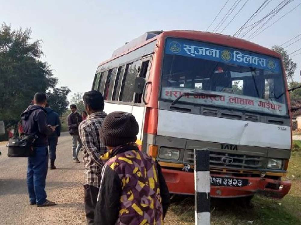 धरानबाट २२ यात्रु बोकेर हिँडेको बस दुर्घटनामा, पिल्लरले जोगायो