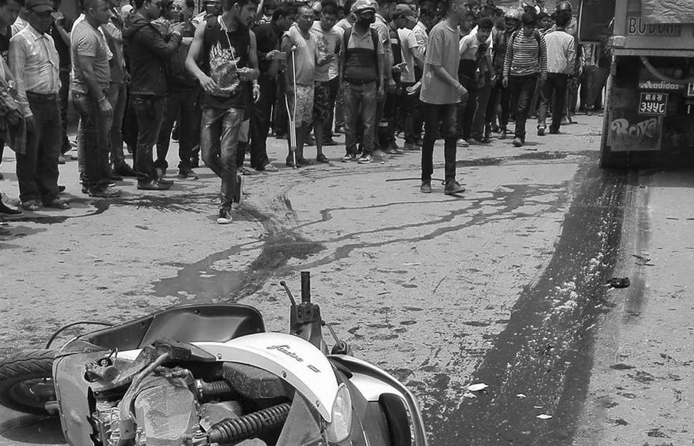 धरानमा रोकिराखेको ट्रकमा ठोक्किँदा मृत्यु