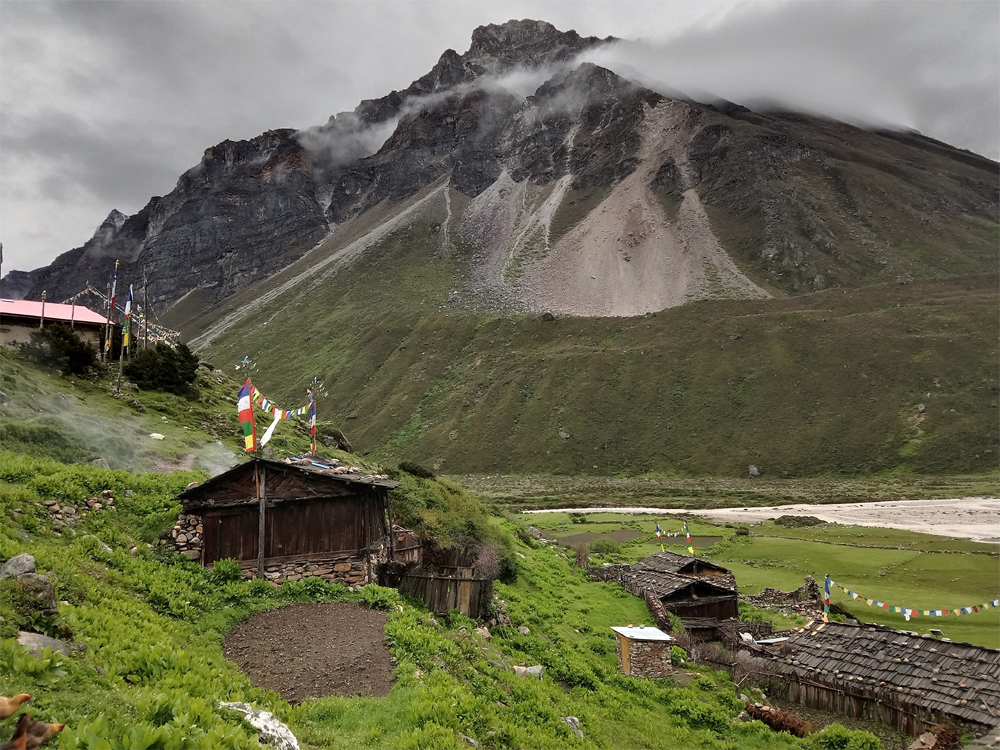हिमपातसँंगै सम्पर्कबिच्छेद याङमा गाउँ