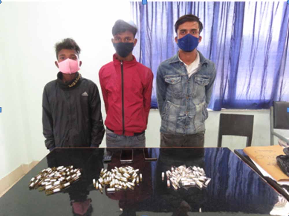 सुनसरीमा लागूऔषधसहित समातिएका युवा सार्वजनिक