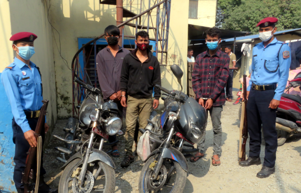 सुनसरीमा मोटरसाइकल चोरी गर्ने तीनजना समातिएपछि सार्वजनिक