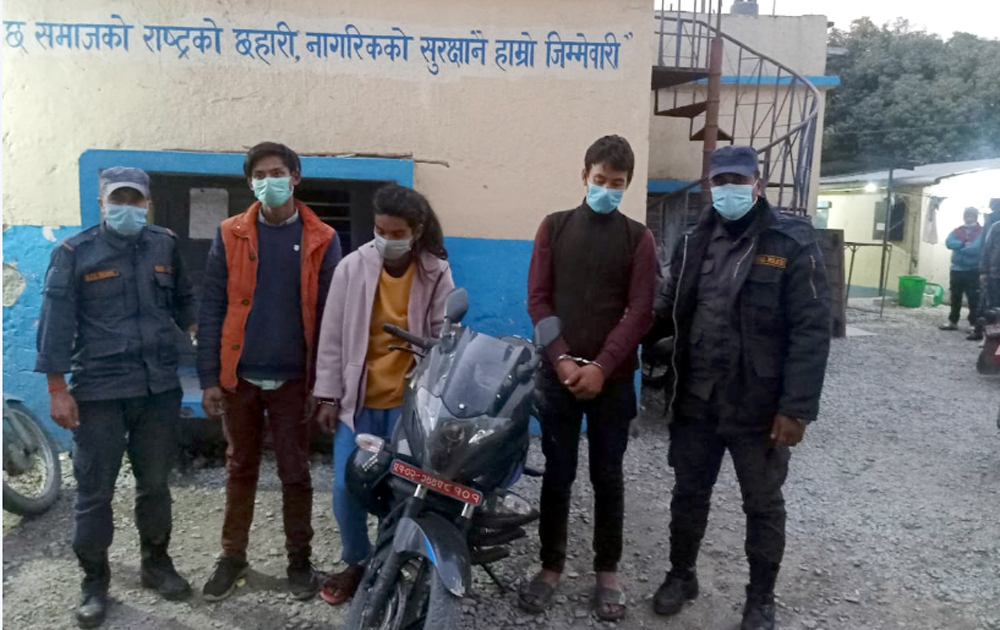 गोरखा डिपार्टमेन्टअगाडि पार्किङ गरेको मोटरसाइकल चोर्ने तीनजना समातिए