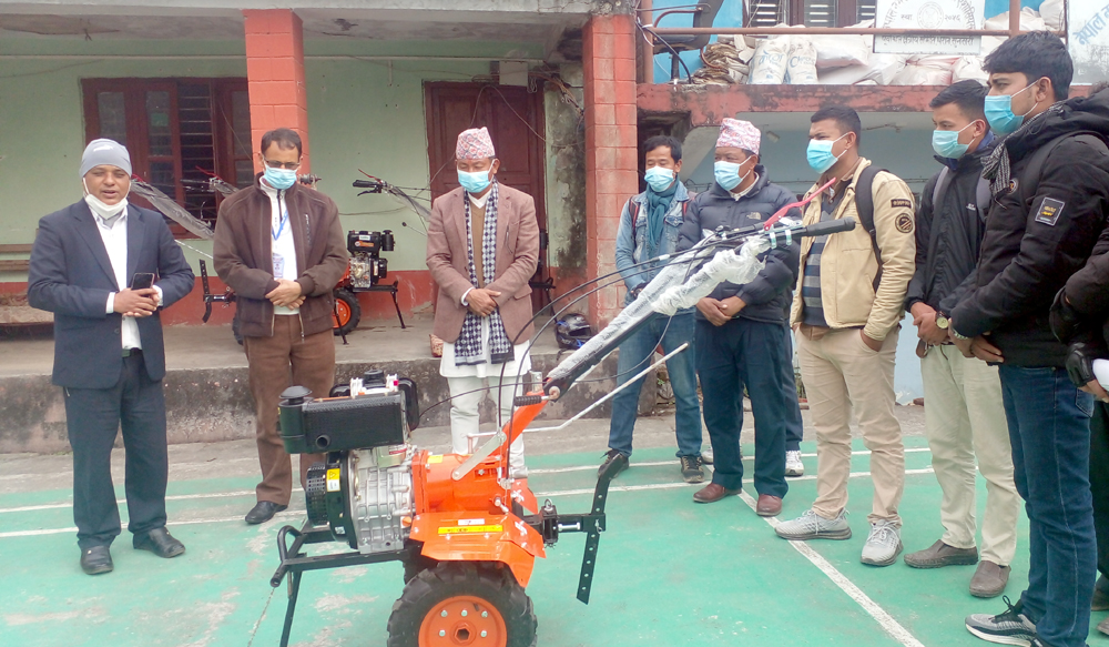 धरानका कृषकलाई खेतबारी जोत्ने मेसिन प्रदान