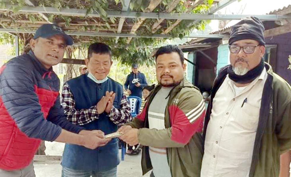 धरान-१७ का पेशल थापाद्वारा २० हजार सहयोग