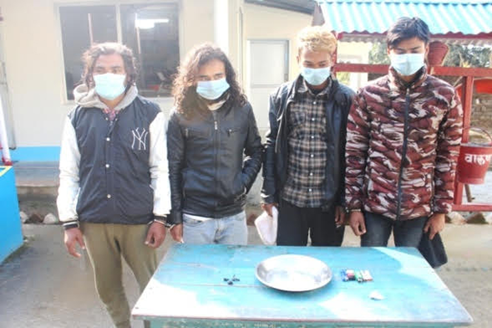 चार युवा ब्राउन सुगरसहित समातिए