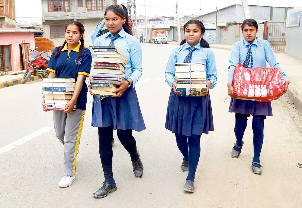 यसपटक नयाँ कक्षामा पुग्नुअगावै  विद्यार्थीको हात हातमा पुस्तक