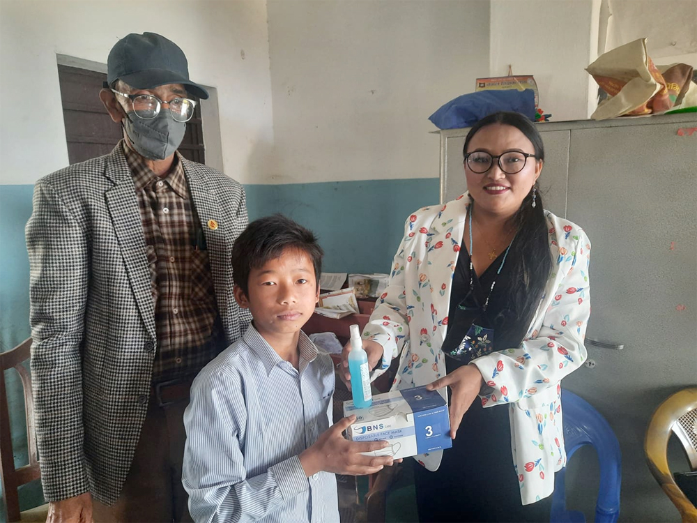 धरानको पञ्चायतका विद्यार्थीलाई युकेदेखि आएर मास्क र सेनिटाइजर प्रदान