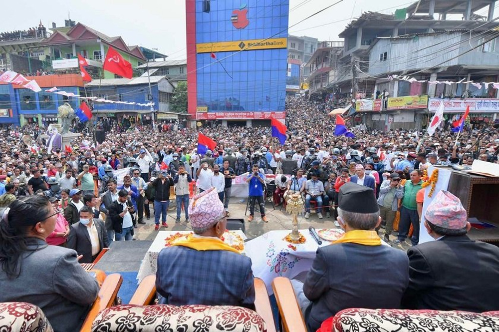 इलाममा ओलीले भने- पाँचै दललाई एउटै कुचोले बढार्छौं