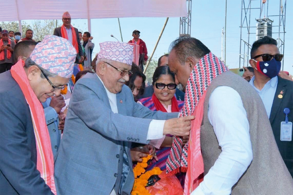 मोरङमा माओवादीबाट जितेका मेयर र उपमेयर नै ओलीले भित्र्याए