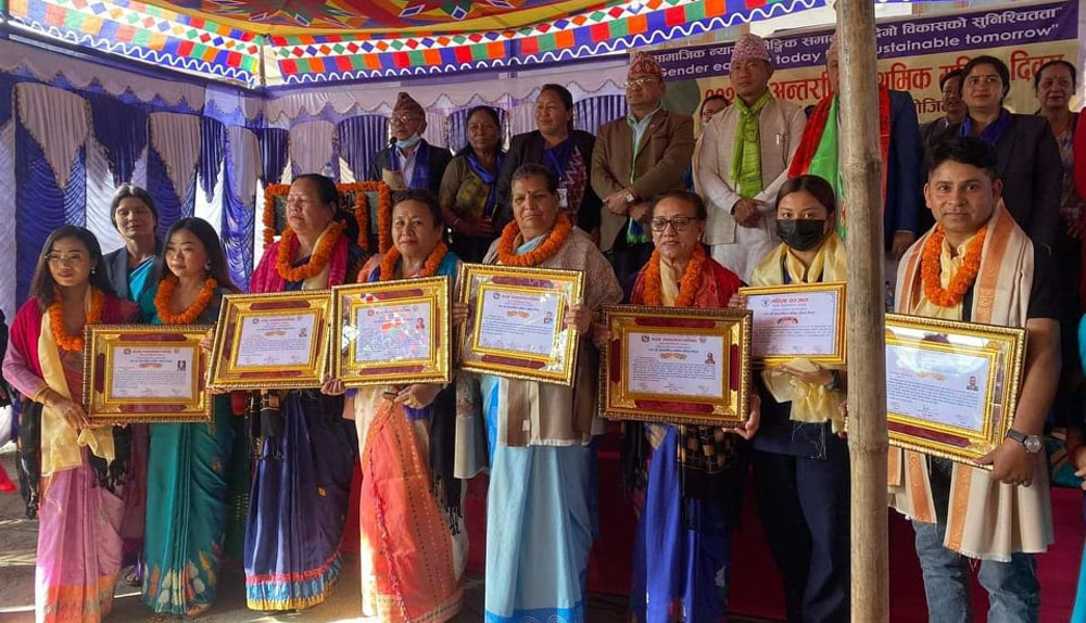 धरान उपमहानगरद्वारा महिला सम्मानित