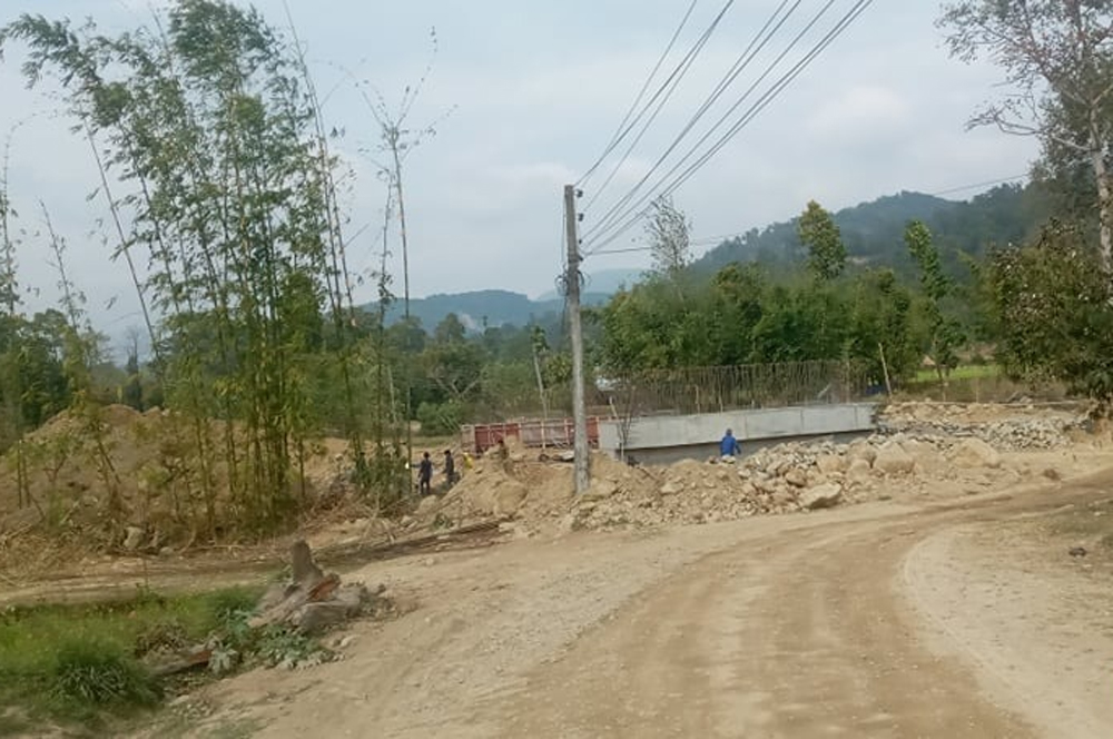 मदन भण्डारी राजमार्गः धरानको सर्दुखोलादेखि झापासम्म रुख कटानको प्रक्रियाले ढिलाइ