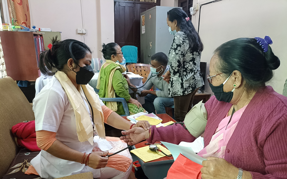 धरान-२ मा डा. प्रशान्त शाहको टोलीद्वारा ७७ जनाको निःशुल्क स्वास्थ्य परीक्षण