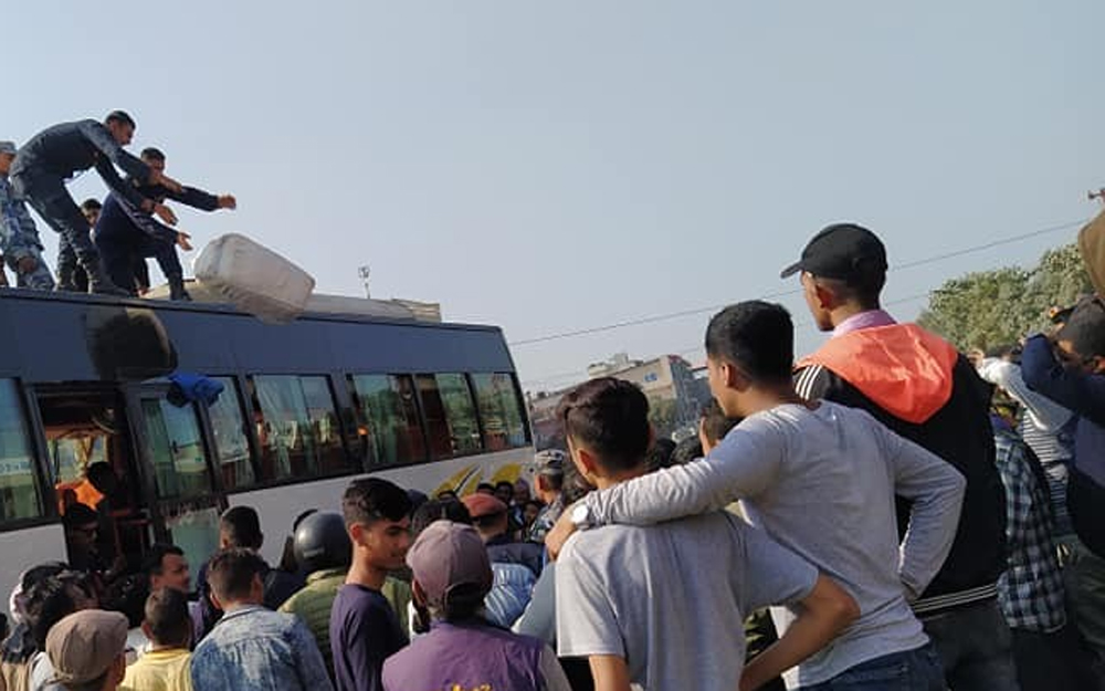 बसको छतबाट चढेर सामान झार्ने क्रममा करेन्ट लागेर मृत्यु