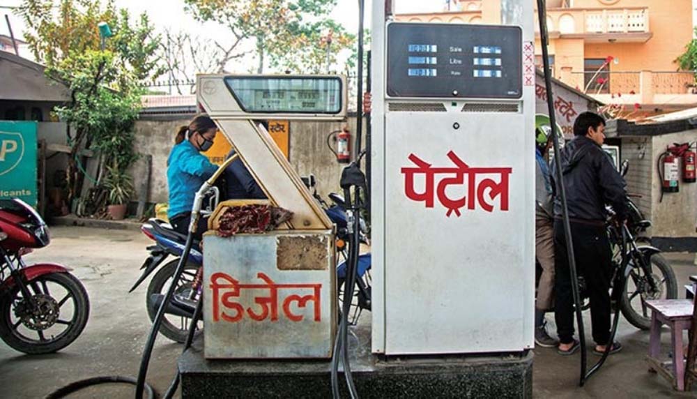 बढेको बढ्यै इन्धन, पेट्रोल प्रतिलिटर १६० र ग्याँसको १६००