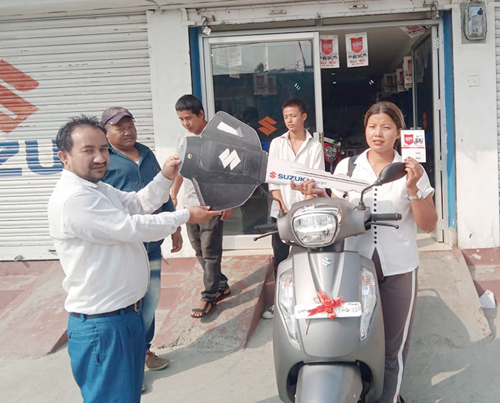 धरानमा स्कुटी किन्दा अकस्मात ५० हजार परेपछि नगदै लिएर फर्किइन् गीता