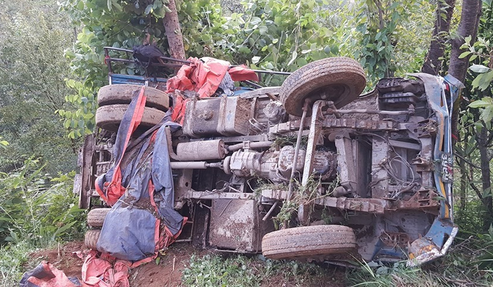 एकाबिहानै ट्रक दुर्घटना