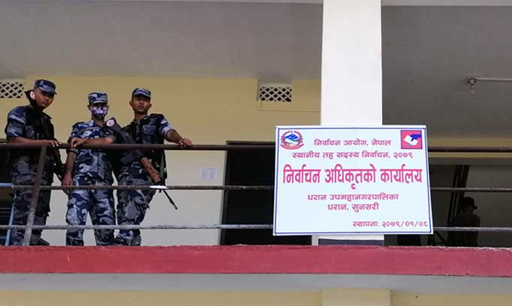 धरानको निर्वाचन अधिकृतको कार्यालयमा दलका कार्यकर्ता खटेको भन्दै उजुरी