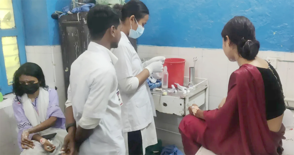 गुडिरहेको बसभित्र एसिड पोखियो