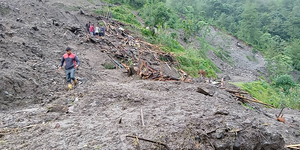 आठ घर पहिराले बगायो, तीस परिवार विस्थापित