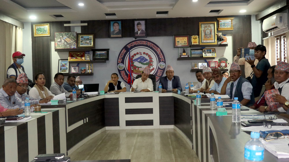 धरानमा मेयरले चढ्ने स्कारपियो गाडी बेचेर खाल्डाखुल्डी टाल्ने रोलर किन्ने मेयरको प्रस्ताव