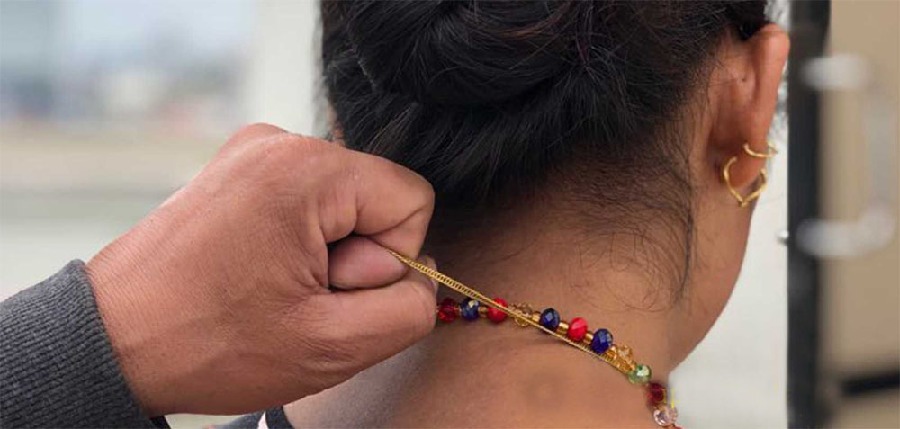 किनमेल गरिरहेकी महिलाले घाँटीमा लगाएको सुनको सिक्री थुतेर भाग्ने तत्कालै समातिए