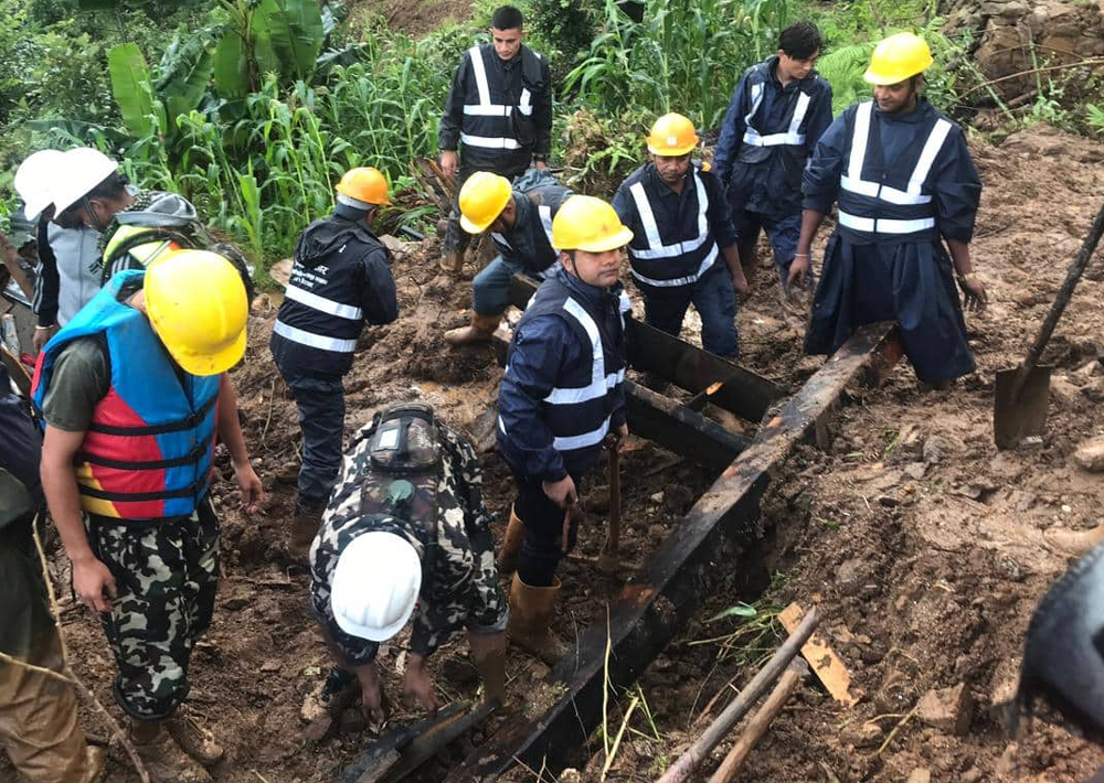 पहिरोले घर पुरिँदा एकैपरिवारका तीनजना बेपत्ता