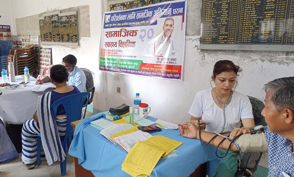 धरानमा घर छेऊमै पुगेर चिकित्सकद्वारा सेवा