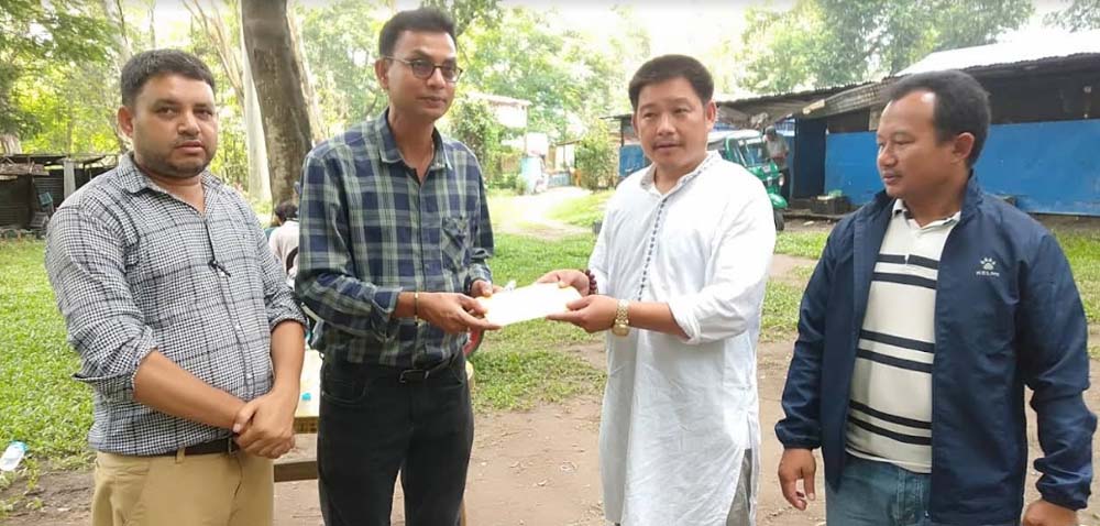 धरानको बीपीका डाक्टरले पुस्तक बिक्रीको ५० हजार विपन्न बालबालिकालाई दिए
