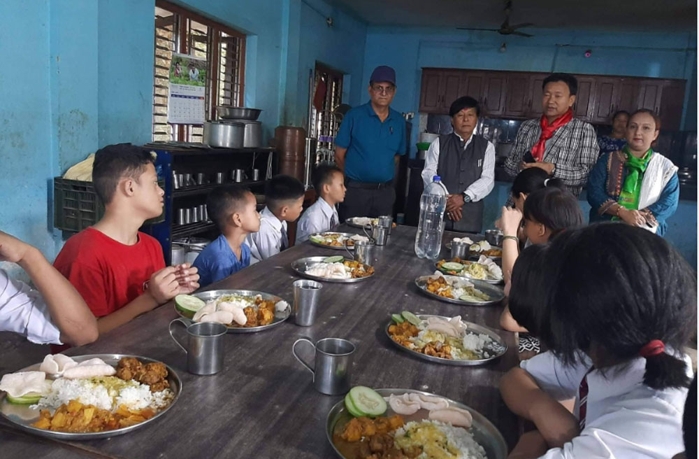 धरानका उपमेयर बेघाले असहायलाई खाना खुवाउँदै मनाए जन्मदिन