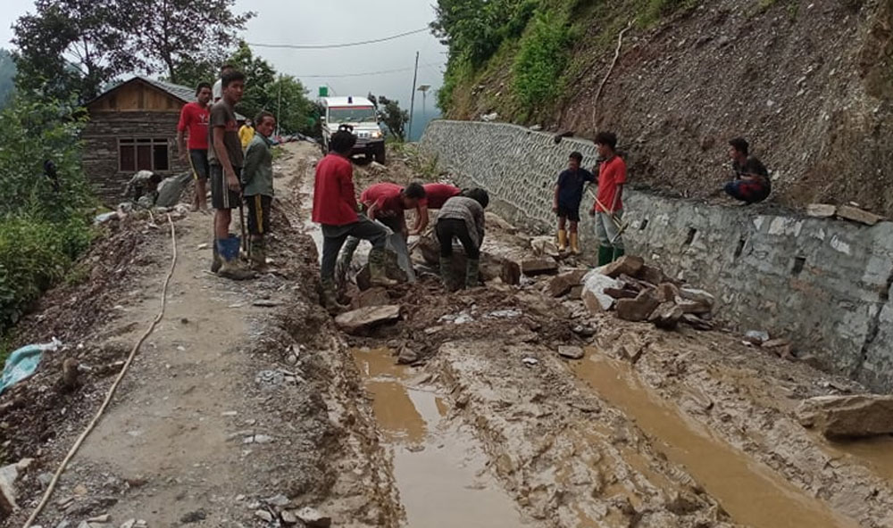 सडक खन्दै गर्दा ढुंगाले लागेर युवाको मृत्यु