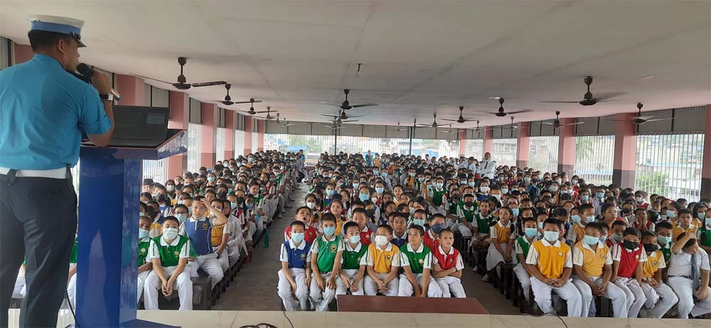 धरानमा विद्यार्थीलाई ट्राफिक नियम सिकाउँदै प्रहरी