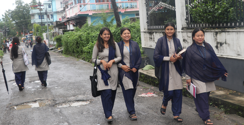 धरानका कलेजले राजधानी जान रोक्दै