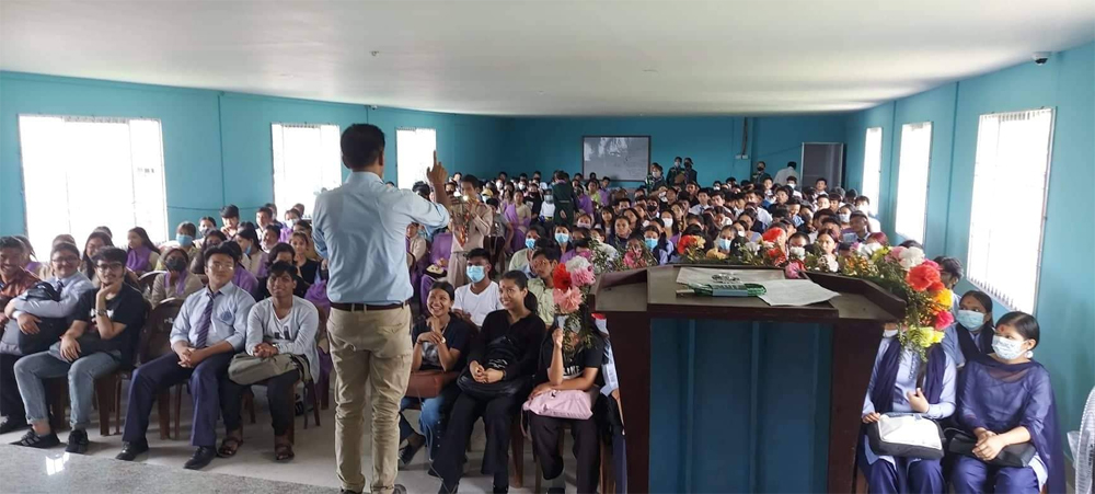 धरानको पब्लिक हाइस्कुलमा नयाँ विद्यार्थीलाई स्वागत