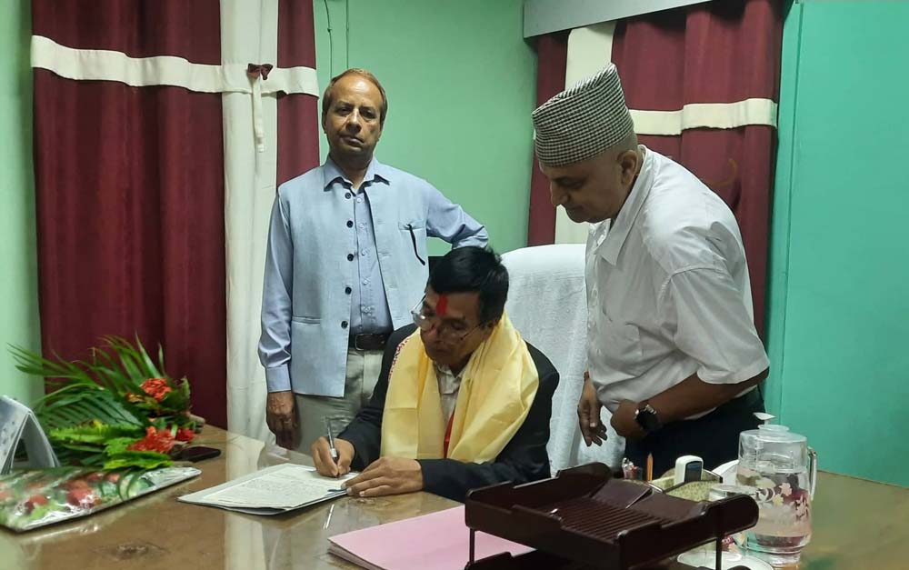 धरानको बीपी प्रतिष्ठानमा नवनियुक्त पदाधिकारीद्वारा सपथ र पदभार ग्रहण