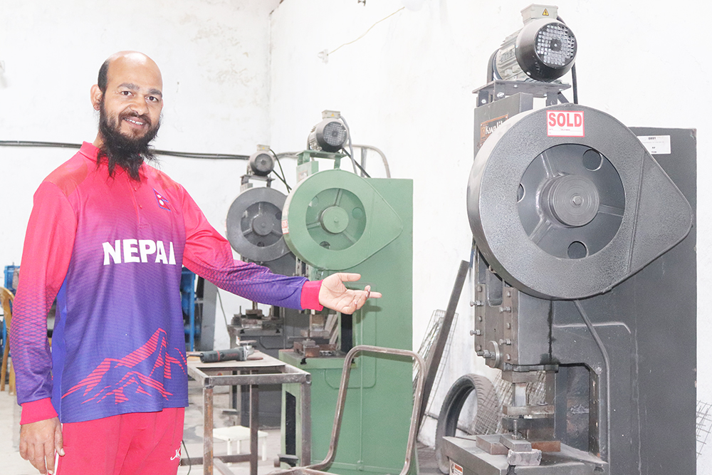 प्राध्यापन पेशामा संलग्न नवीनले सय युवालाई रोजगारी दिँदै, साढे तीन करोडको लगानीमा मेटल इन्डष्ट्री सञ्चालन