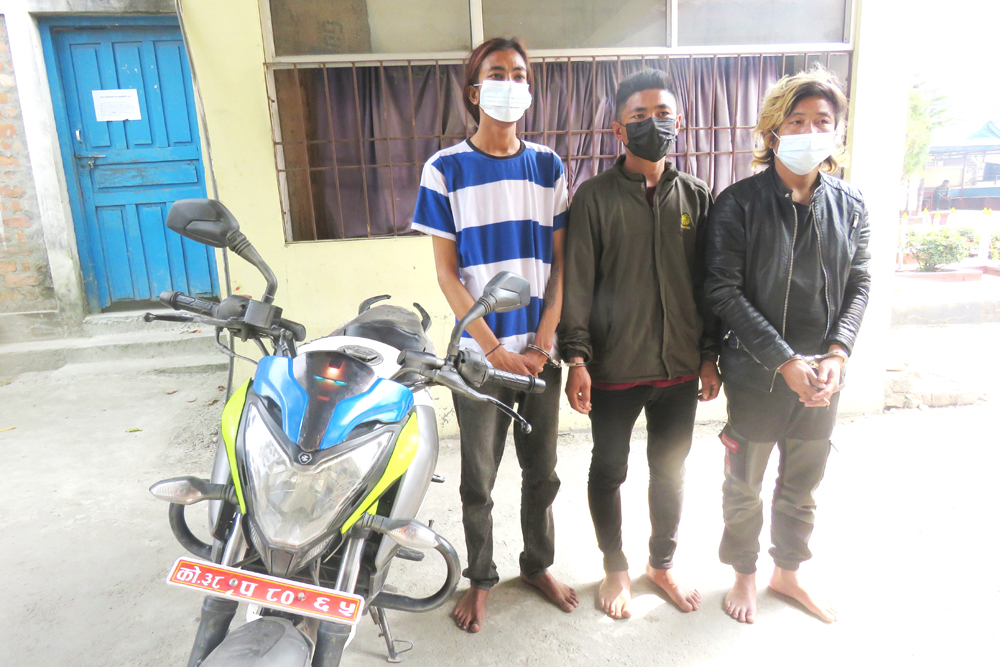 चोरीमा सम्लग्न ३ जना मोटरसाईकल सहित पक्राउ