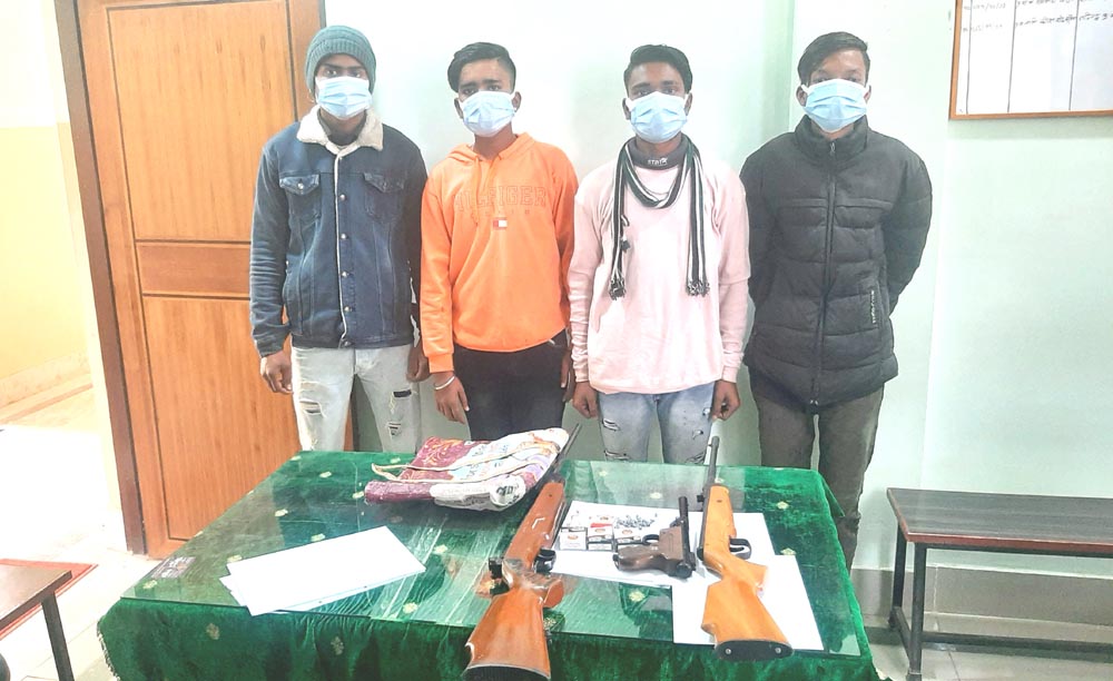 हतियारसहित चारजना पक्राउ